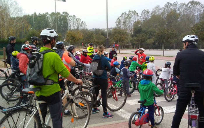 Sortida de marxa nòrdica a Prats de Lluçanès i pedalada familiar a Olost
