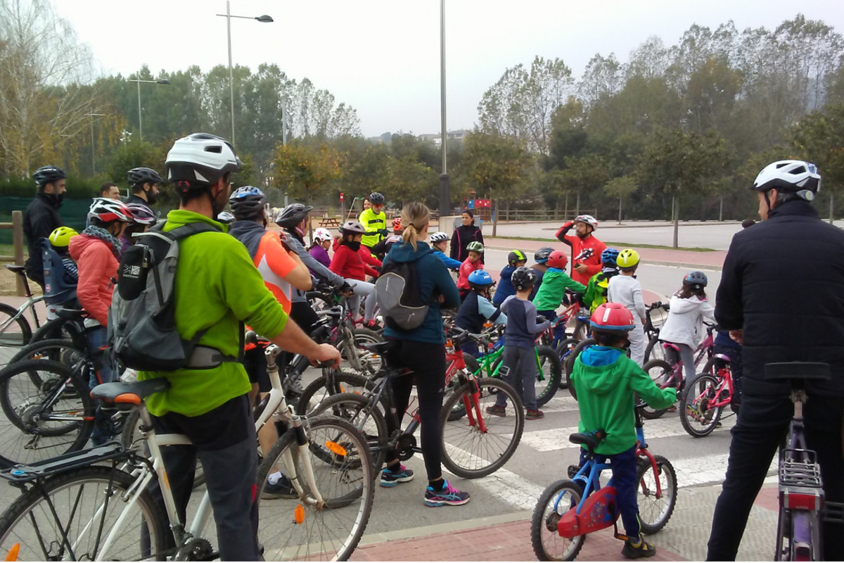 Sortida de marxa nòrdica a Prats de Lluçanès i pedalada familiar a Olost